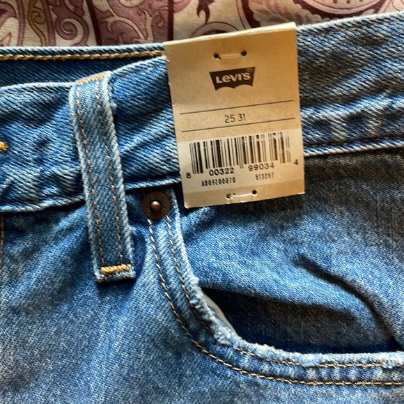 NWT Levi’s high waisted straight jean medium wash with rip at knees - Picture 8 of 11
